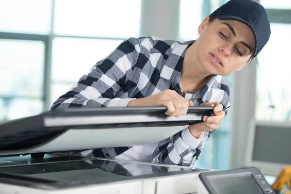 Woman Fixing Printer — Stock Photo, Image