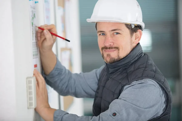 Male Worker Drawing Wall — Stock Photo, Image
