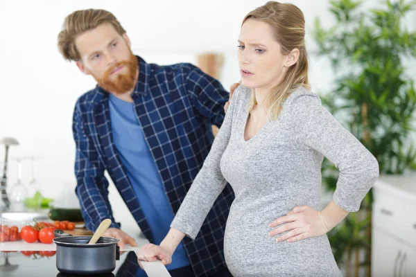 Manžel Pečuje Těhotnou Manželku Bolestí Zad Kuchyni — Stock fotografie