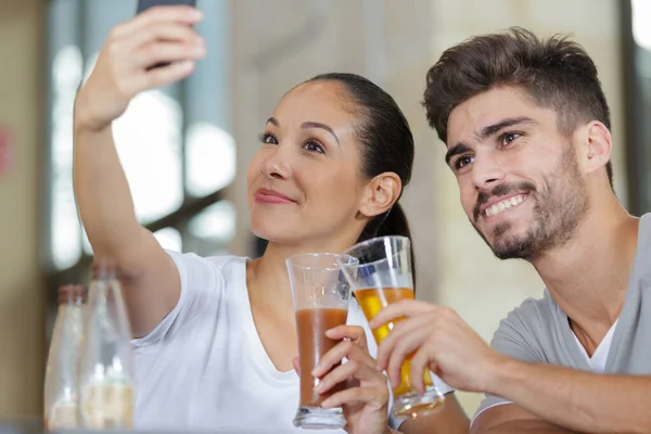Felice Coppia Prendendo Selfie Nel Bar — Foto Stock