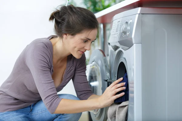 Woman Crouched Use Washing Machine — Stock Photo, Image