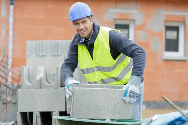 Счастливый Человек Рядом Цементными Блоками — стоковое фото
