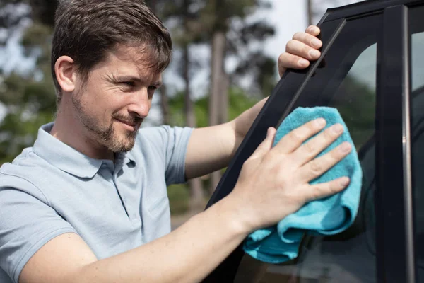 青年労働者の洗車に車を研磨 — ストック写真
