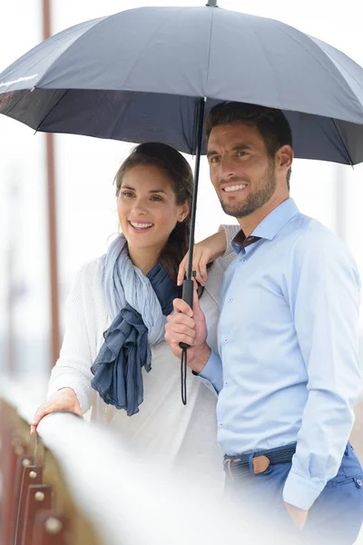 秋の雨の中を歩く女性と男性 — ストック写真