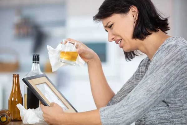 Kobieta Trzymająca Alkohol Płacze Patrząc Ramkę Zdjęcia — Zdjęcie stockowe