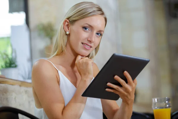 年轻漂亮的女人 在咖啡馆里的平板电脑 — 图库照片