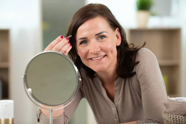 Frau Zupft Augenbrauen Mit Pinzette — Stockfoto