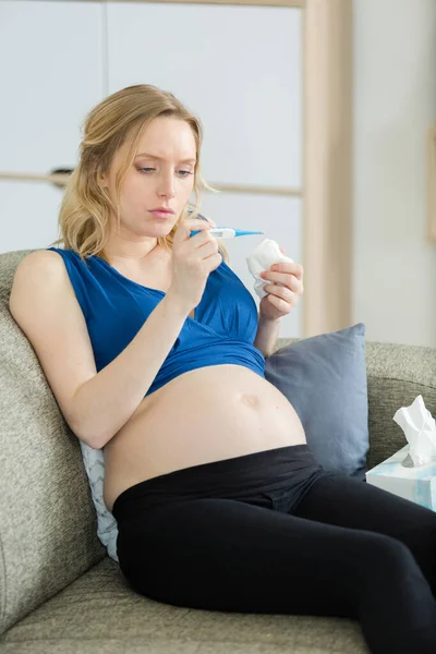 Una Mujer Embarazada Mide Temperatura Resfriado —  Fotos de Stock