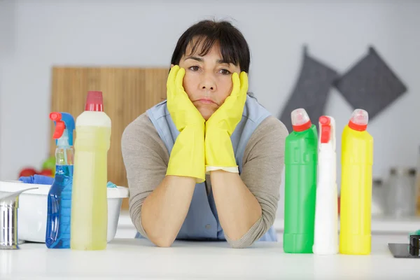 厌倦了的成熟女性家庭主妇用清洁用品 — 图库照片