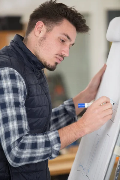 Erkek Tasarımcı Bir Tablo Üzerinde Çizim Yapıyor — Stok fotoğraf