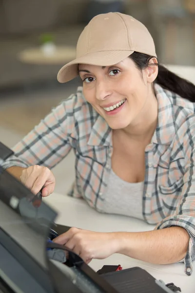 Happy Woman Fixing Printer — Fotografia de Stock