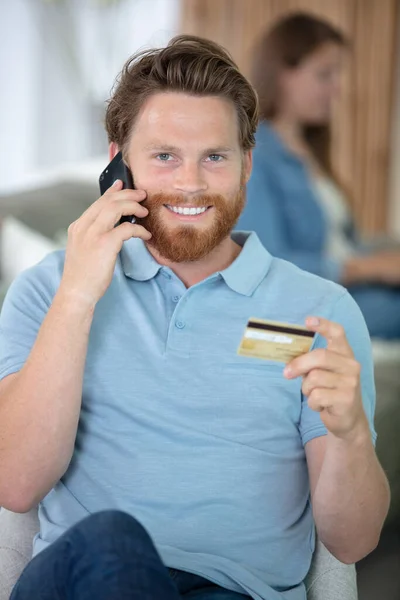 Wesoły Człowiek Zakupy Online Karty Kredytowej Telefonu Komórkowego — Zdjęcie stockowe