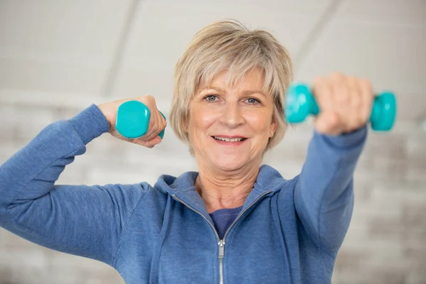 Senior Fitness Women Training Mit Kurzhanteln Isoliert Auf Blau — Stockfoto