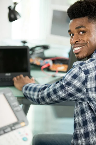 Νεαρός Εργολήπτης Επισκευάζει Υπολογιστή — Φωτογραφία Αρχείου