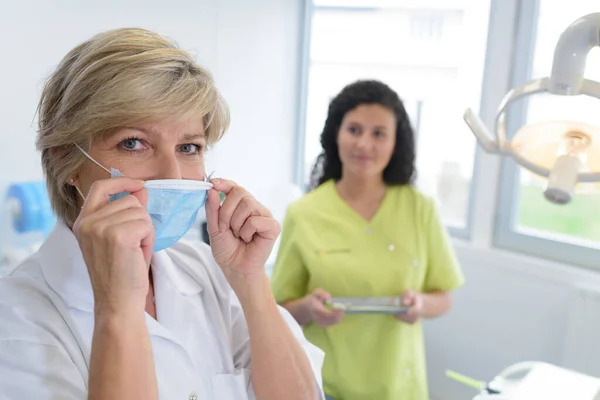 Adult Dentist Puts Protective Mask Her Mouth — Stock Photo, Image