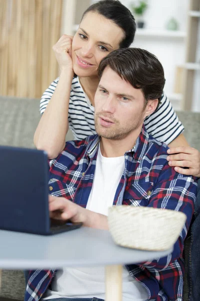 Jovem Casal Feliz Usando Laptop Seu Apartamento — Fotografia de Stock