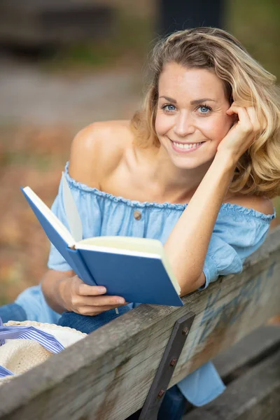 Περικοπή Εικόνα Του Χαμογελαστού Γυναίκα Ανάγνωση Του Βιβλίου Στο Πάρκο — Φωτογραφία Αρχείου