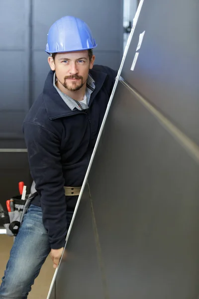 Männlicher Bauarbeiter Hebelt Unangenehme Tür Auf — Stockfoto