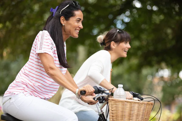 Zwei Freunde Auf Fahrrädern Freien Lächeln — Stockfoto