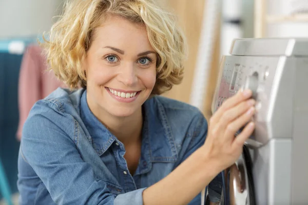 Mulher Feliz Aperta Botão Máquina Lavar Roupa — Fotografia de Stock