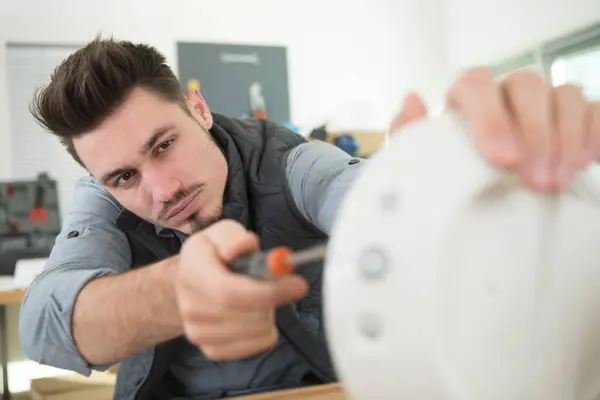 Male Electrician Repairing Appliance — Stock Photo, Image