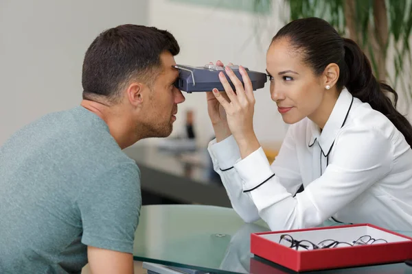 Homem Tendo Teste Ocular Optometrista — Fotografia de Stock