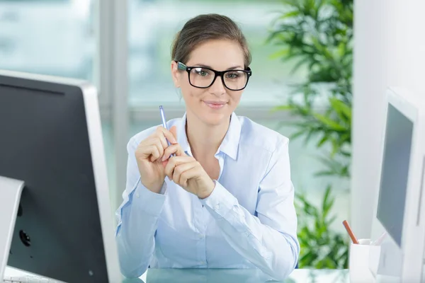 Ung Framgångsrik Affärskvinna Sitt Kontor — Stockfoto