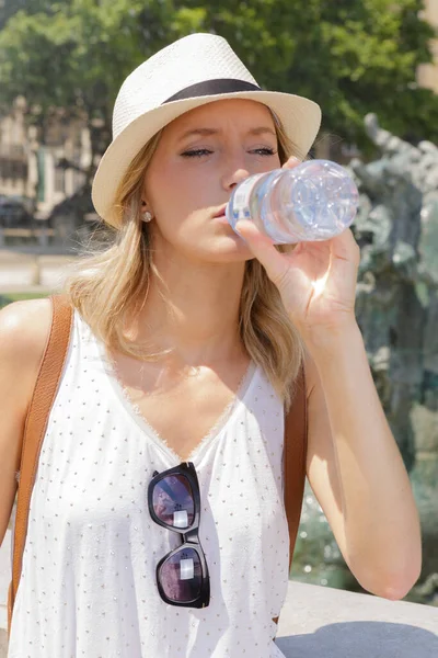 Retrato Una Mujer Bebiendo Agua — Foto de Stock