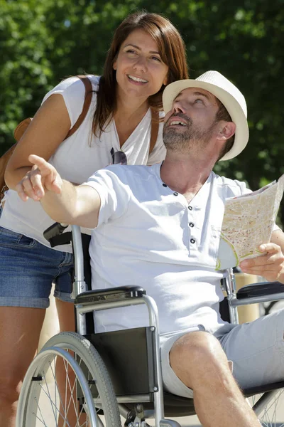 Paralyzovaný Muž Vozíku Ukazuje — Stock fotografie