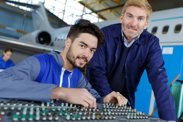 Genç Erkek Teknisyen Sökülmüş Havacılık Kontrol Panelini Ayarlıyor — Stok fotoğraf