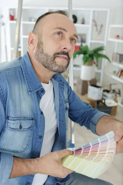 Hombre Mediana Edad Eligiendo Color Pintura — Foto de Stock