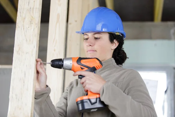 Female Labourer Using Cordless Drill — Stock Photo, Image