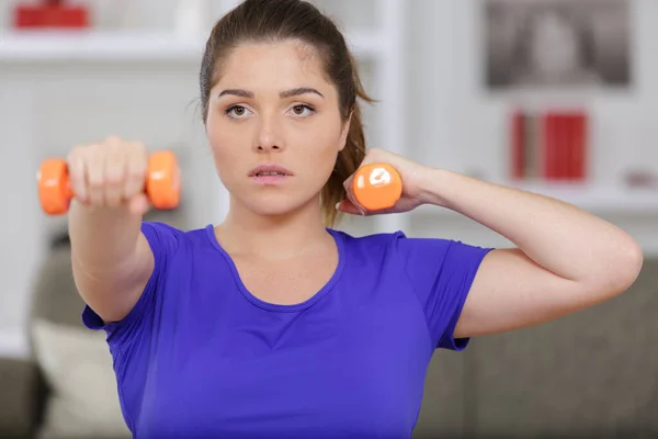 Gelukkig Fitness Meisje Oefenen Sport Doen Gewichten Thuis — Stockfoto