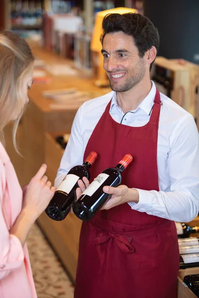 Elinde Iki Şişe Kırmızı Şarap Tutan Yakışıklı Şarap Garsonu — Stok fotoğraf
