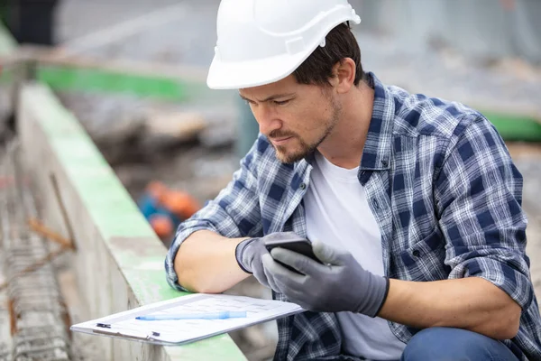 Contractor Site Looking Clipboard Using Smartphone — Stock Photo, Image