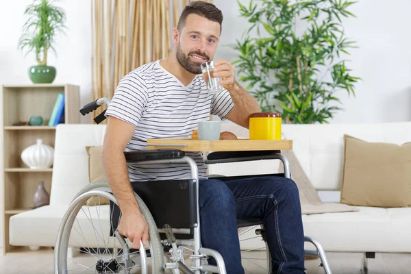 Entspannter Gutaussehender Mann Rollstuhl Trinkt Kaffee — Stockfoto