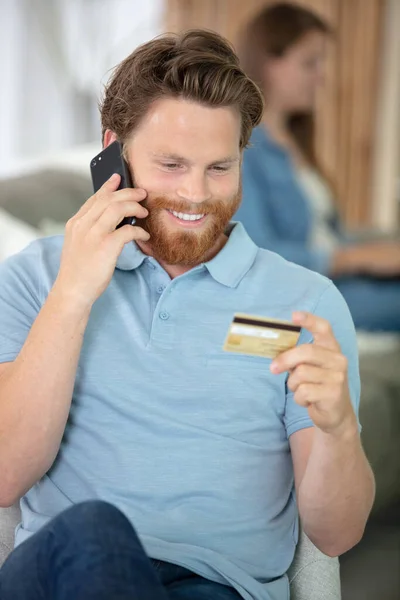 Muž Pomocí Chytrého Telefonu Platit Kreditní Kartou — Stock fotografie
