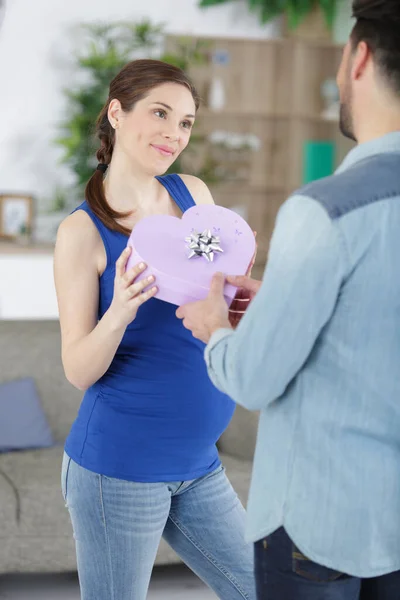 Mujer Embarazada Recibiendo Regalo Novio —  Fotos de Stock