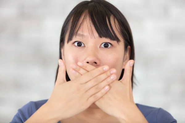 Schockiert Aufgeregt Schön Asiatische Frau — Stockfoto