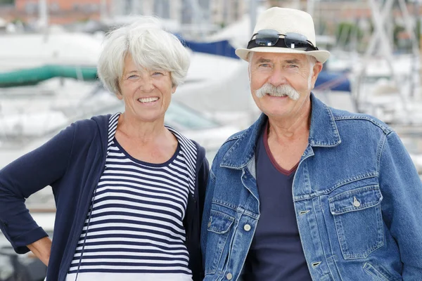 Para Seniorów Spacerujących Pobliżu Morza — Zdjęcie stockowe