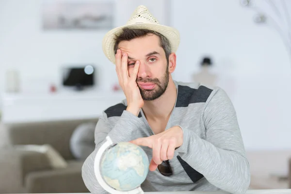 Mann Zeigt Auf Den Globus — Stockfoto