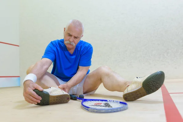 Mann Verdrehte Sich Bei Badmintonspiel Den Knöchel — Stockfoto