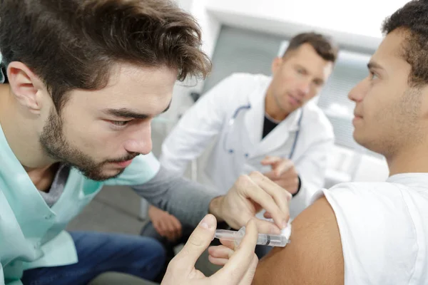 Ung Läkare Som Ger Patienten Injektion — Stockfoto