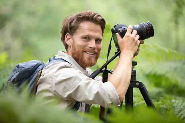 年轻的野生生物专业摄影师 — 图库照片