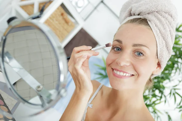 Mujer Aplicando Sombras Los Párpados Con Cepillo Maquillaje —  Fotos de Stock