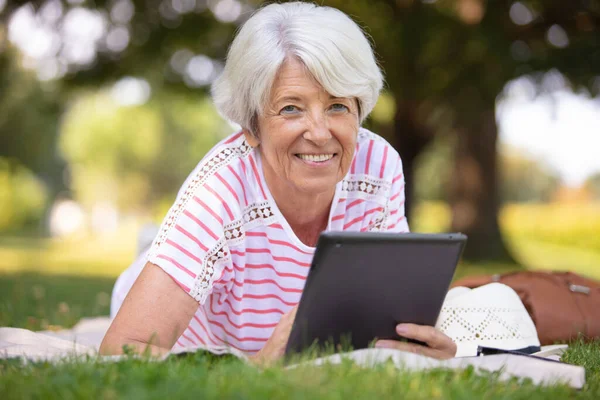 Donna Anziana Rilassarsi Stile Vita Nel Parco Uso Tablet — Foto Stock