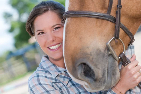 Ung Kvinna Kramar Häst — Stockfoto