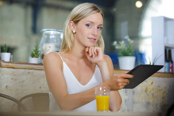 Női Blogger Holding Tabletta Étteremben — Stock Fotó