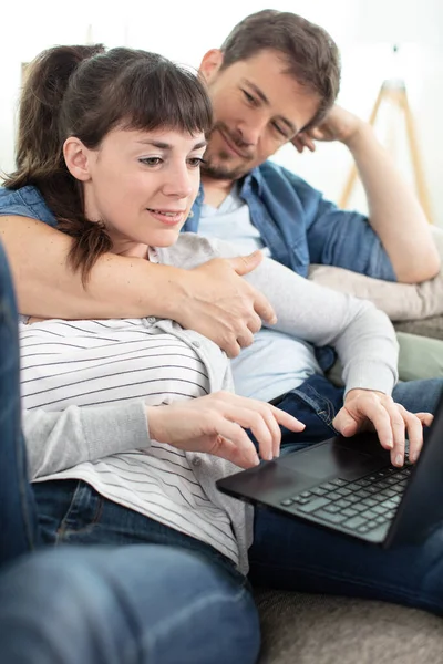 年轻夫妇在网上冲浪与笔记本电脑 — 图库照片
