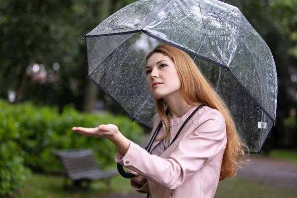 Νεαρή Γυναίκα Ομπρέλα Κάτω Από Βροχή Στο Πάρκο — Φωτογραφία Αρχείου